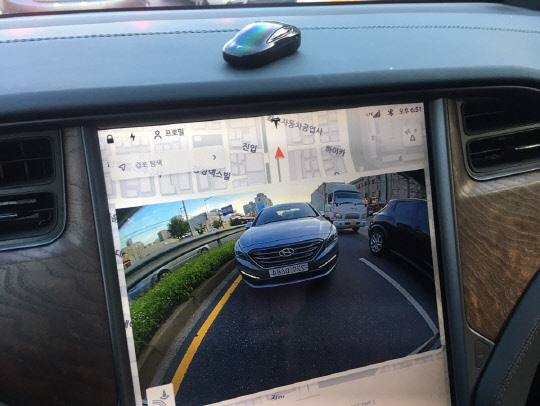 테슬라 모델 X 후방카메라. <김양혁 기자>